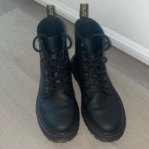 DR. MARTENS LUANA LEATHER BLACK BOOTS - WOMEN'S SIZE US 8.
